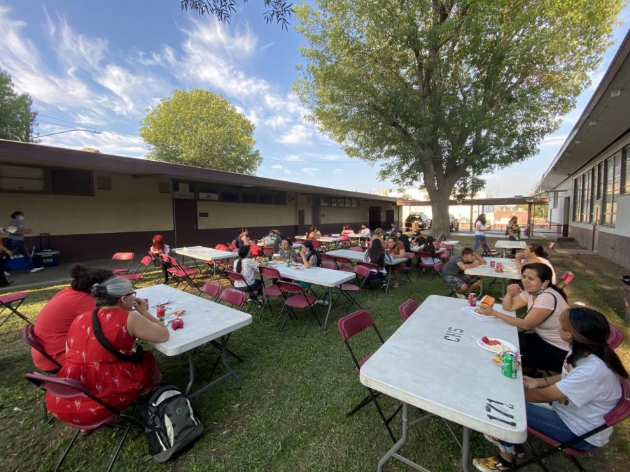 EL students and their families enjoy a picnic dinner on the CHS lawn.