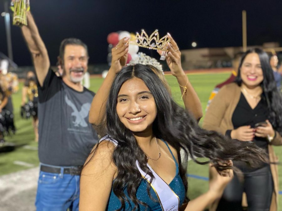Dannya+Diaz+is+crowned+2021+Homecoming+Queen+at+the+halftime+coronation+ceremony.