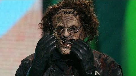 Leatherface emotionally accepts his award for Best Thriller at the 2004 Teen Choice Awards.