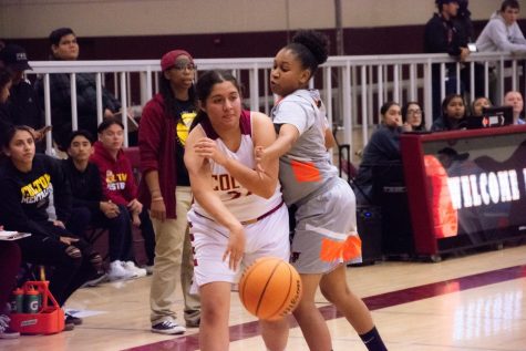Lia Tovar gets her teammates involved with this pass into the low post during the third quarter against Entrepreneur on Nov. 18.