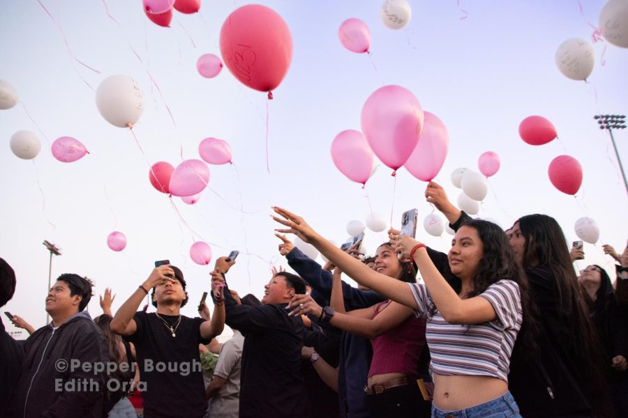 The+Class+of+2023+sends+their+balloons+of+hope+and+inspiration+into+the+air+at+the+2023+Senior+Sunset.